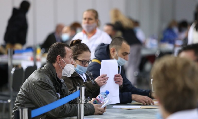 Започна предаването на протоколите от балотажа - Tribune.bg