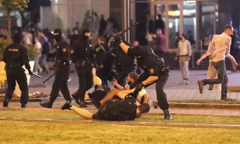 Полицията в Минск изми митинг с водно оръдие - Tribune.bg