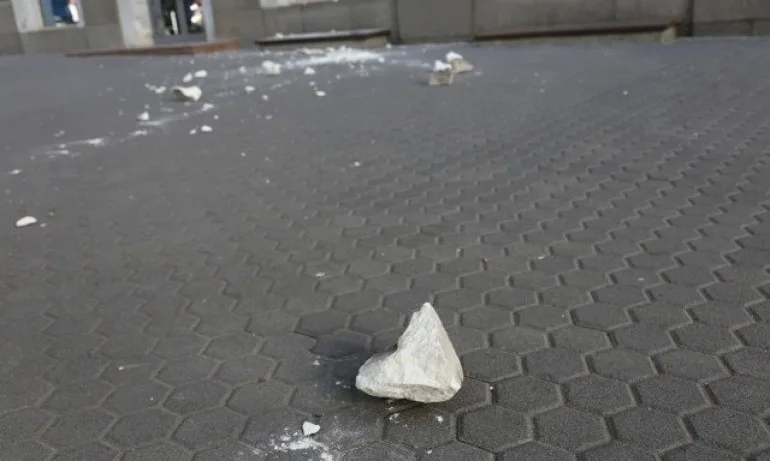 Отломка от фасада на сграда падна до спирка на площад Македония - Tribune.bg