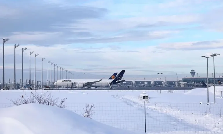 Летището в София работи при зимни условия и обработва самолетите срещу заледяване - Tribune.bg