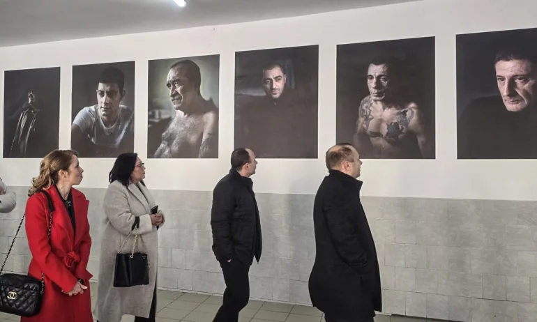 Откриха изложба с портрети на затворници от Белене, заснети от актьора Владимир Карамазов - Tribune.bg