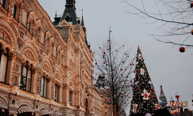 Екстремна Коледа: Пияна рускиня се качи на върха на 20-метрова елха - (ВИДЕО) - Tribune.bg