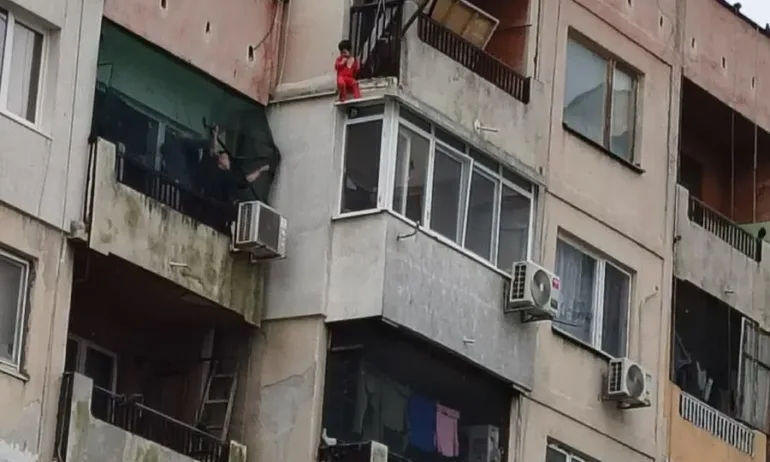 Прокуратурата разследва дали детето от Ямбол не е оставено от родителите на парапета на балкона - Tribune.bg