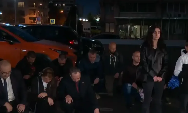 Десетки отдадоха почит в памет на жертвите на пожара пред посолството на Северна Македония в София - Tribune.bg