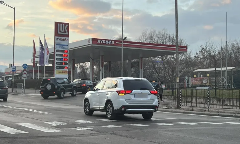 Струпване на коли по бензиностанции след потвърждението, че 25 ст. отстъпка отпада - Tribune.bg