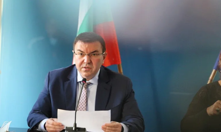 COVID-19 у нас: Не достигат лекарите! Викат в болниците медиците от поликлиниките и студентите - Tribune.bg