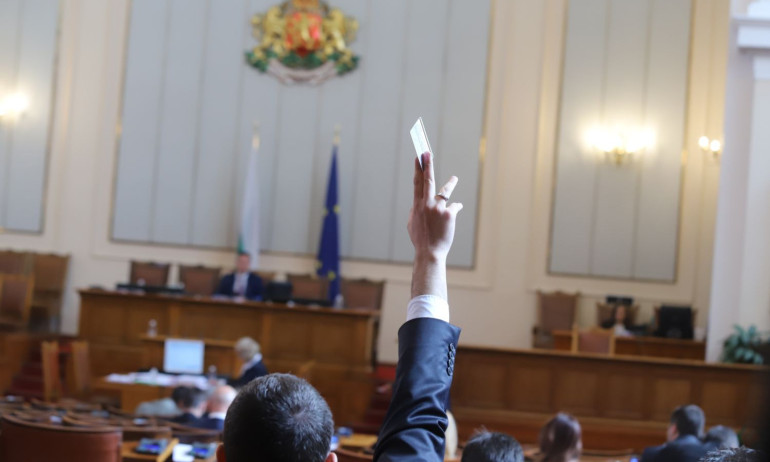 НС одобри отстъпката от 25 ст. за горивата, увеличават и заплатите на полицаите - Tribune.bg