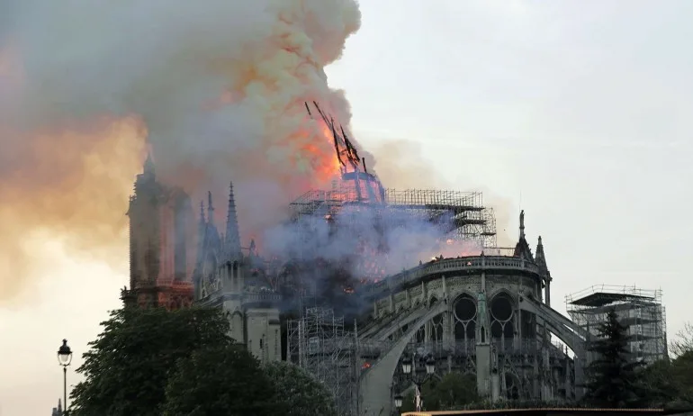 Ужасяващ пожар в катедралата Нотр Дам в Париж, целият покрив се срути - Tribune.bg