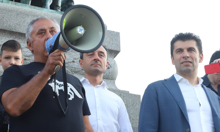 Предозиране: Бащата на Петков говори на площада за вeстници, с кoито не би си изтрил зaдникa - Tribune.bg
