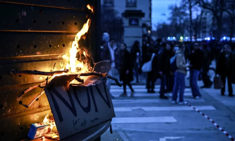 След неуспешния вот на недоверие: Масовите безредици във Франция продължиха през цялата нощ - Tribune.bg