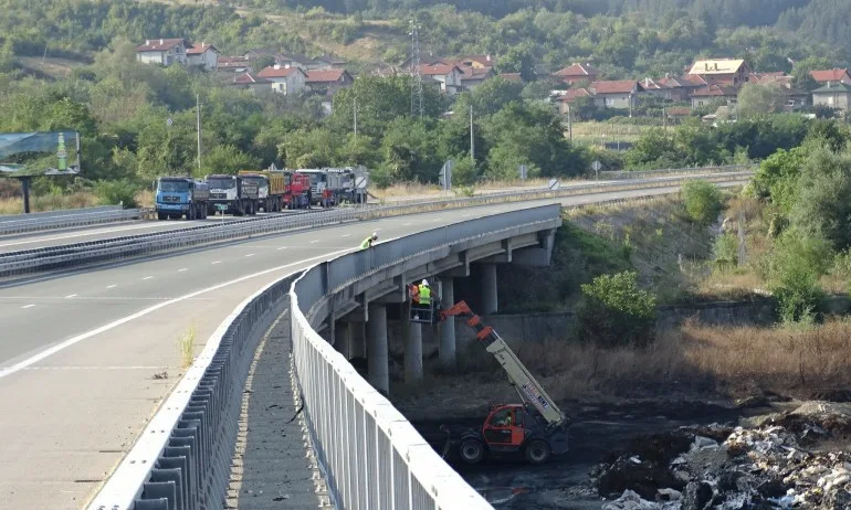 Пуснаха движението по едното платно на АМ Струма - Tribune.bg