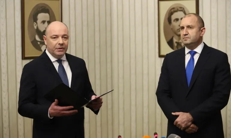 Радев издаде указ с предложение парламентът да гласува проектокабинета Габровски - Tribune.bg