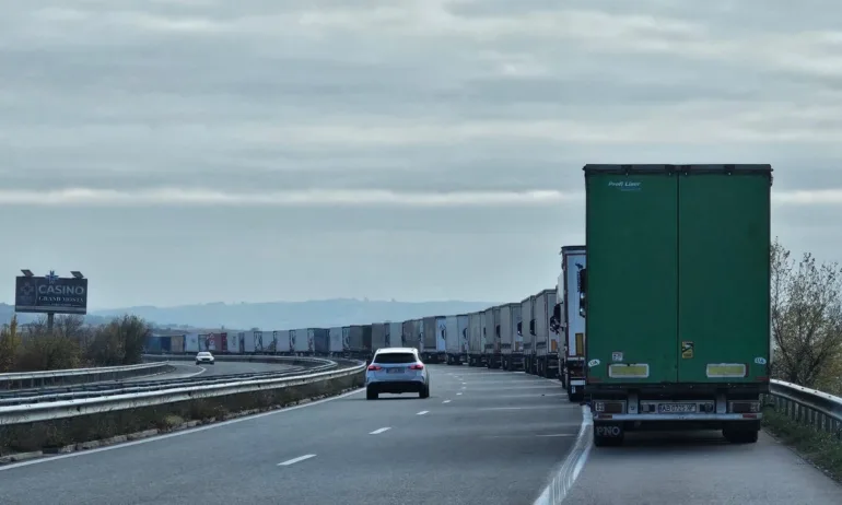 40 километра вече е колоната от ТИР-ове на Капитан Андреево - Tribune.bg