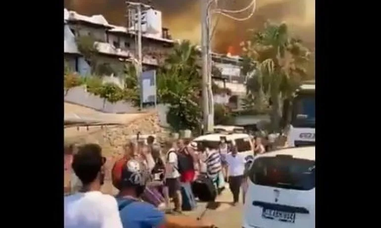 Евакуират туристи в Турция, където горските пожари заплашват хотели и домове - Tribune.bg