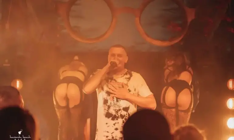 Ицо Хазарта на разюздано парти на морето с полуголи жени - Tribune.bg