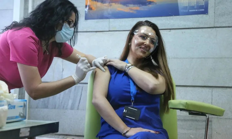 Поставиха първата ваксина на Moderna в Майчин дом - Tribune.bg