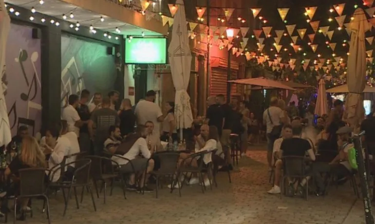 Пълни заведения и фестивали в червените ковид зони - Tribune.bg