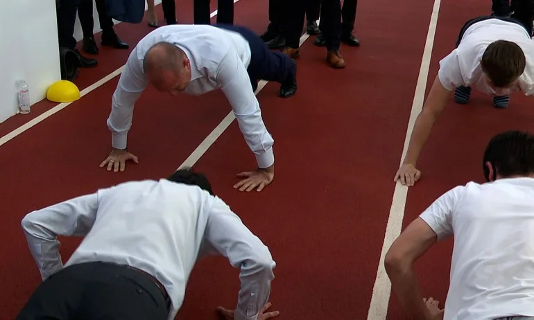 Радев демонстрира форма пред ученици: прави лицеви опори на турнира по карате - Tribune.bg