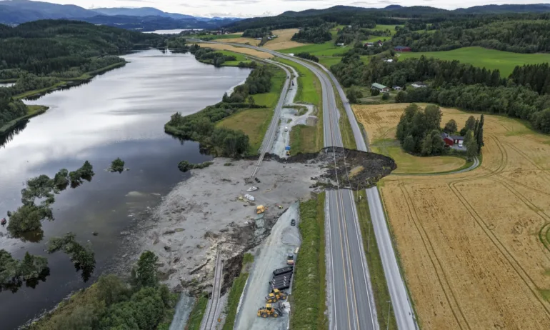 Огромна дупка погълна магистрала и жп линии в Норвегия, един загинал - Tribune.bg