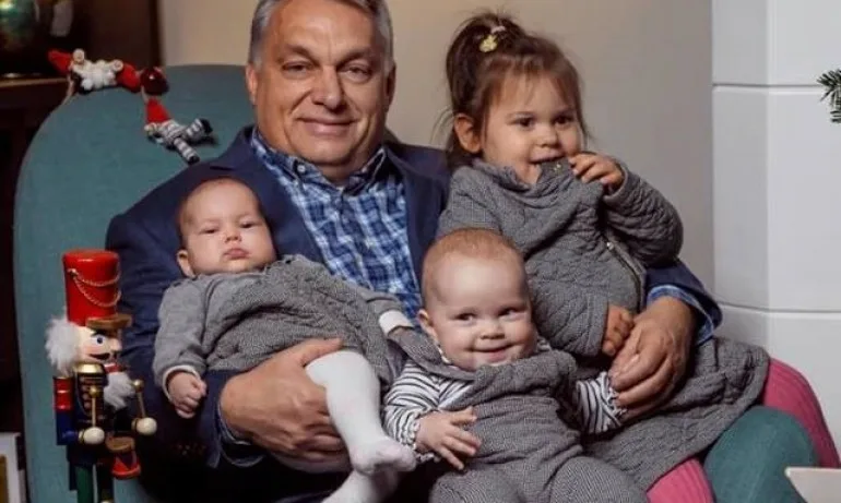 Дядо Орбан с внуците - Весела Коледа! - Tribune.bg