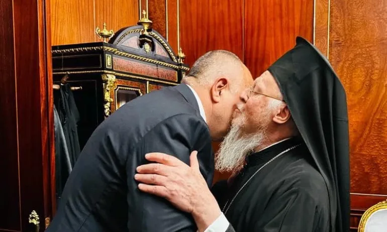 Вселенският патриарх посрещна Борисов в Патриаршията, даде дарове специално за внуците му (ВИДЕО) - Tribune.bg