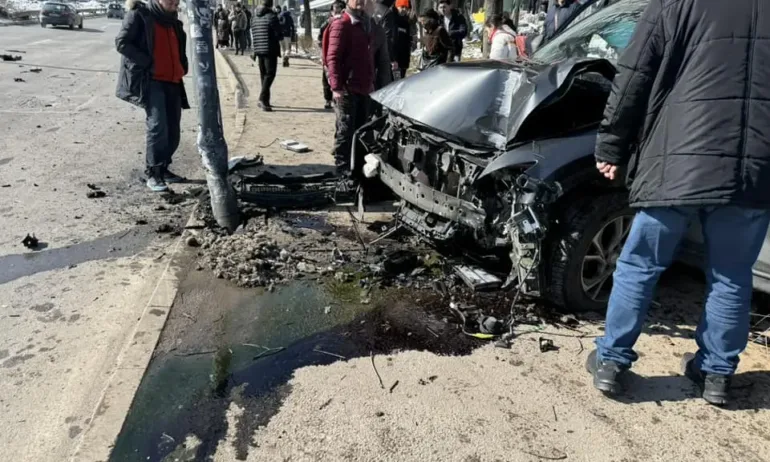 Кола връхлетя върху автобусна спирка в София. Има пострадали - Tribune.bg