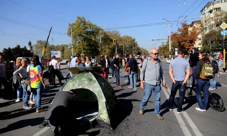 Хората на ДБ блокираха центъра, недоволстват, че минават линейки - Tribune.bg