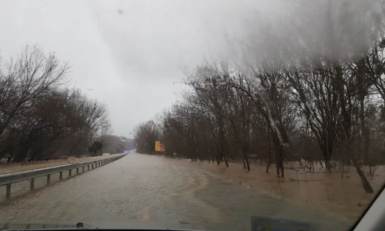 Наводнение затвори пътя Бургас – Созопол - Tribune.bg