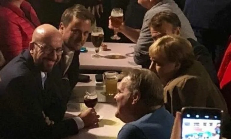 Меркел и Макрон пият бира насред Брюксел - Tribune.bg