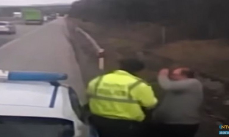 NTV: Български полицай е ударил шамар на турски шофьор на камион, защото отказал да даде подкуп (ВИДЕО) - Tribune.bg