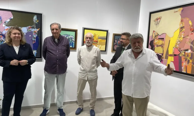 Островите на светлината на Васил Стоев засияха пред елитната публика, която препълни арт галерия Vejdi за откриването на изложбата - Tribune.bg