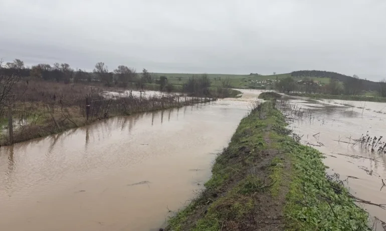 Критична ситуация в Бургаско: Валежи, скъсана дига и активирана система BG-ALERT - Tribune.bg