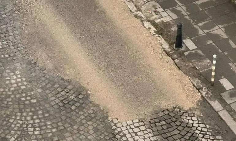 В Оборище се питат кой им изнесе част от паветата - Tribune.bg