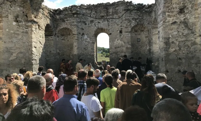 За пръв път от над половин век отслужиха служба в Потопената църква - Tribune.bg