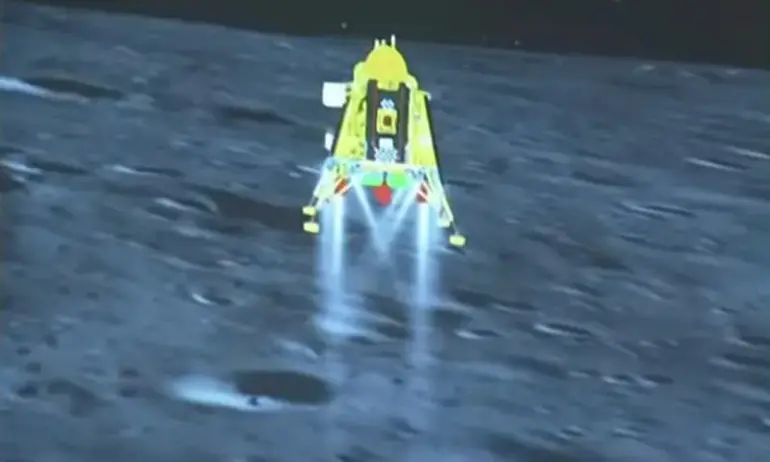 Голяма крачка за човечеството: Индия кацна на Южния полюс на Луната - Tribune.bg