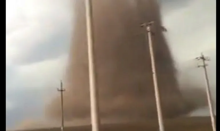 Студен фронт от България предизвикал торнадото в Румъния, обърнало автобус (ВИДЕО) - Tribune.bg