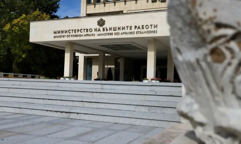 МВнР ще предприеме действия след случая със задържания журналист с български книги на границата със Сърбия - Tribune.bg