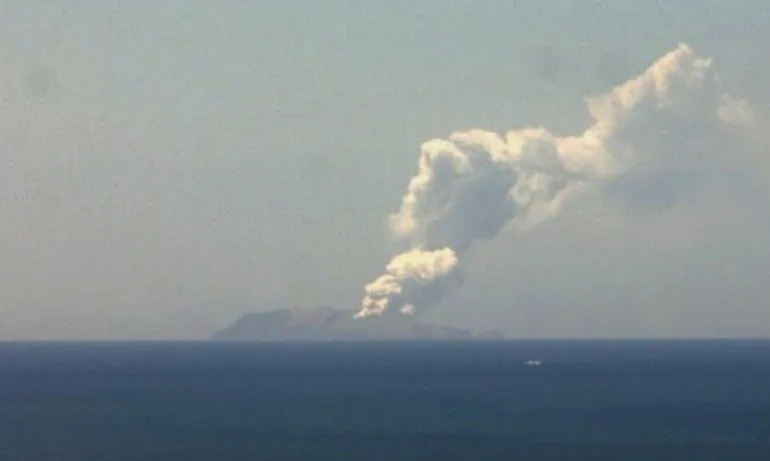 Най-малко един загинал при изригването на вулкан в Нова Зеландия (ВИДЕО) - Tribune.bg