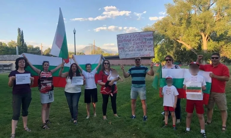 Протестите на българи зад граница – малко, но от сърце - Tribune.bg