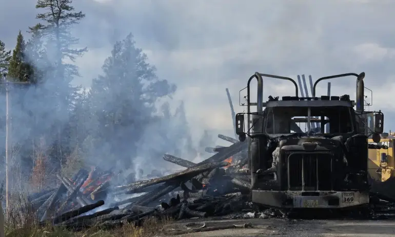 Камион, натоварен с дървен материал, се е самозапалил на изхода