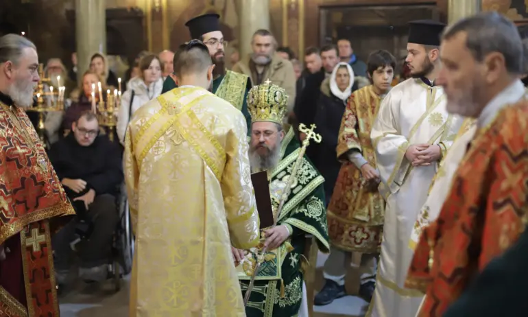 Миряните продължават да се молят за здравето на Патриарх Неофит - Tribune.bg
