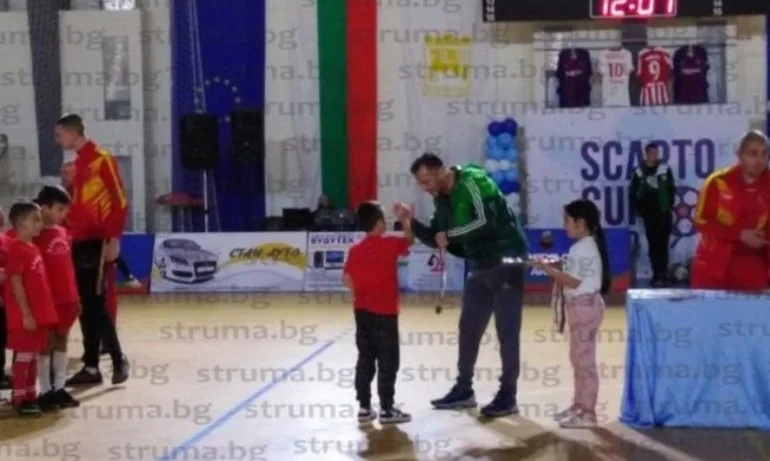 Новият председател на ОбС-Благоевград Андон Тодоров награди Хлапетата в турнира по футбол в Благоевград - Tribune.bg