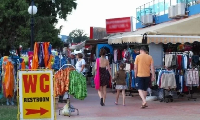 Портних иска от МРРБ и МТ премахване на бараки в курорта Златни пясъци - Tribune.bg