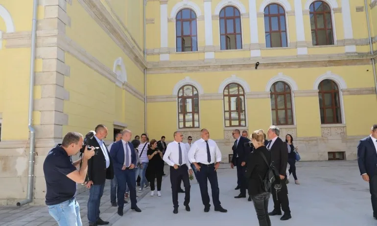 Премиерът присъства на откриването на реновирани училища в Русе и Бяла - Tribune.bg