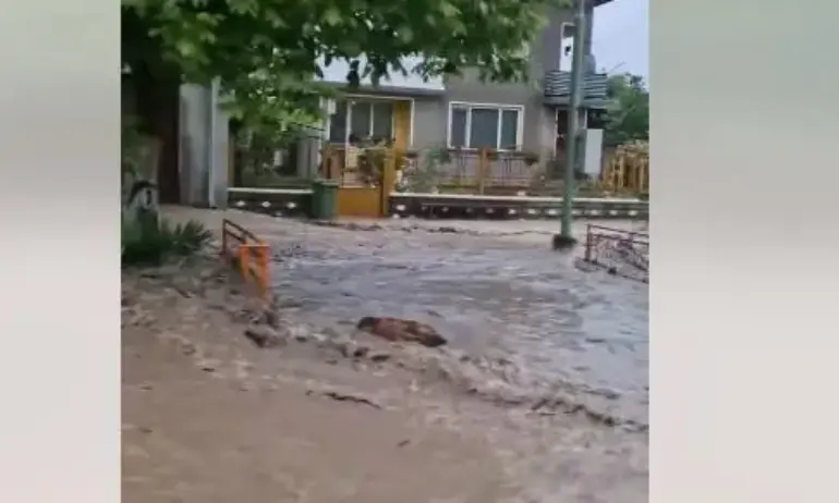 В Етрополе е обявено частично бедствено положение. Има наводнени къщи