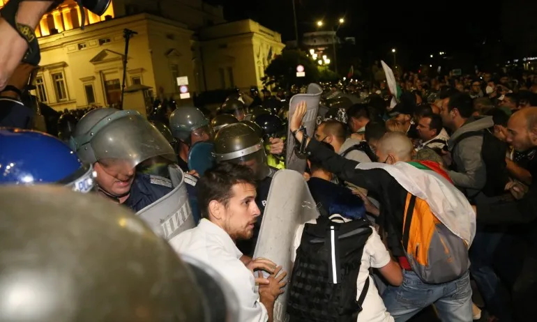 МВР за протеста: Полицай е с разбита глава, други двама са с наранявания - Tribune.bg