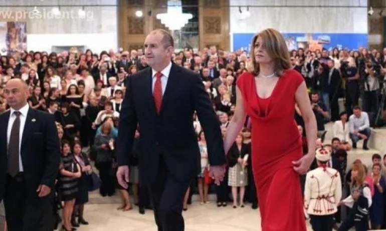 Десислава Радева да върне на протестиращите майки надвзетите пари във ВВС! - Tribune.bg