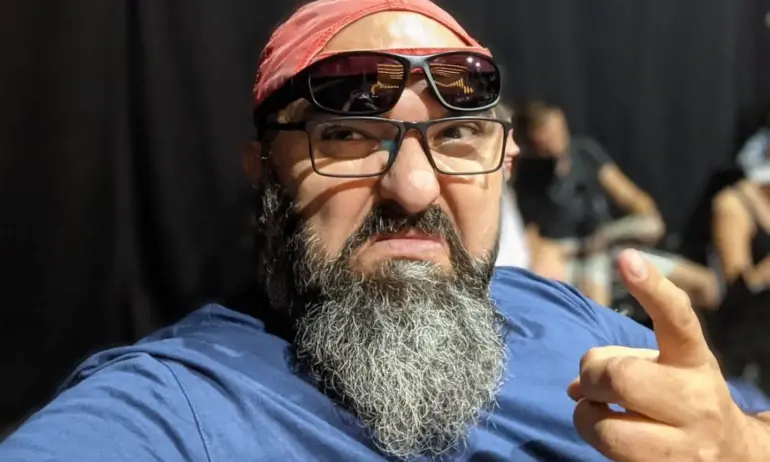 Паркира свойта тротинетка младеж на име Аналгин, наметна своята жилетка и устни мацна с вазелин… - Tribune.bg