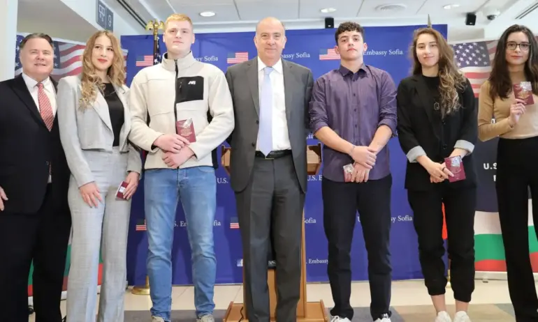 Кенет Мертен връчи първите визи за студентски бригади за 2024 - Tribune.bg