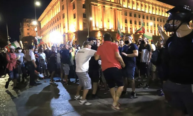 МВР: Бомбичките са били складирани в палатковия лагер пред МС, организаторите са знаели - Tribune.bg